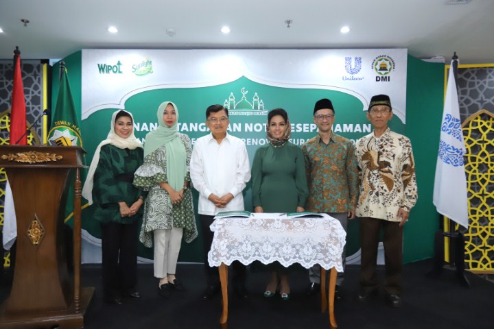 FOTO BERSAMA -- Ketua Umum DMI, H Muhammad Jusuf Kalla (Itiga dari kiri) dan Presiden Direktur Unilever Indonesia, Ira Noviarti (tiga dari kanan), foto bersama jajaran direktur Unilever Indonesia beserta jajaran pimpinan pusat DMI, usai penandatanganan naskah kerja sama kedua belah pihak.