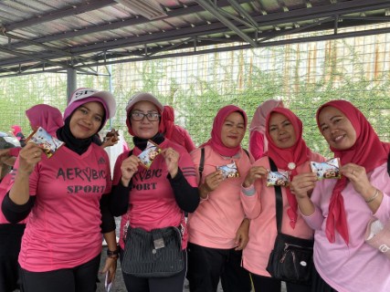 GEBYAR SENAM -- Sejumlah pegiat senam dengan penuh semangat usai memperingati Hari Lansia Internasional dalam Gebyar Senam Kebugaran Lansia Pra Lansia Indonesia.