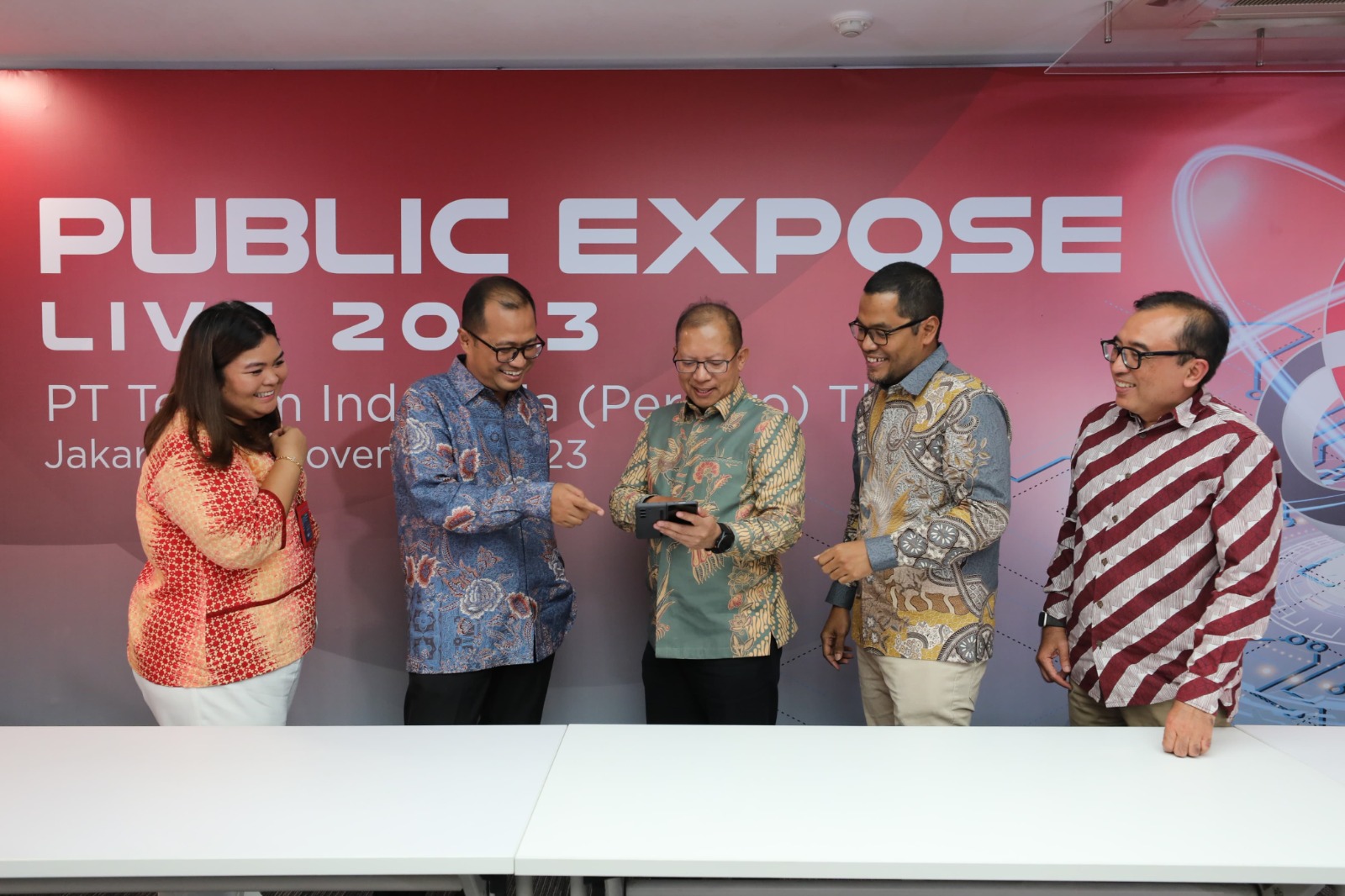 PUBLIC EXPOSE -- Direktur Keuangan & Manajemen Risiko Telkom, Heri Supriadi (tengah), Direktur Strategic Portfolio Telkom, Budi Setyawan Wijaya (kedua dari kiri), Direktur Keuangan & Manajemen Risiko Telkomsel, Mohamad Ramzy (kedua dari kanan), VP Corporate Communication Telkom, Andri Herawan Sasoko (paling kanan), dan VP Investor Relation Telkom, Anetta Hasan (paling kiri), pada Public Expose Live Telkom 2023 di Jakarta, Kamis (30/11).