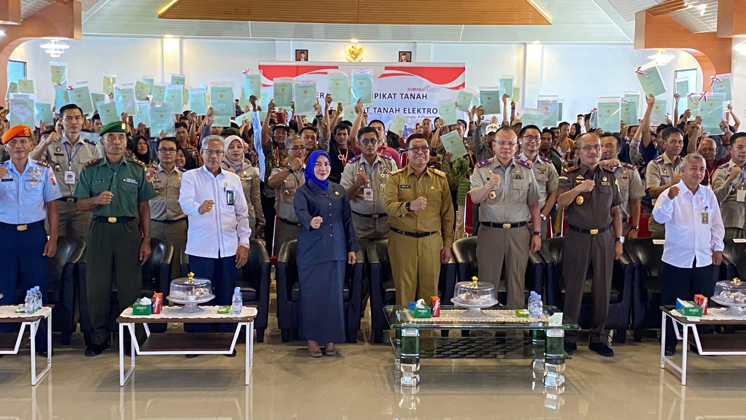 SERTIFIKAT -- Ketua DPRD Sulbar, Hj St Suraidah Suhardi (tengah) bersama Sekprov Sulbar, Muhammad Idris, Kapolda Sulbar, Kejati Sulbar, Korem 142/Tatag, dan kepala BIN Sulbar saat menghadiri penyerahan sertifikat dan peluncuran sertifikat tanah elektronik.