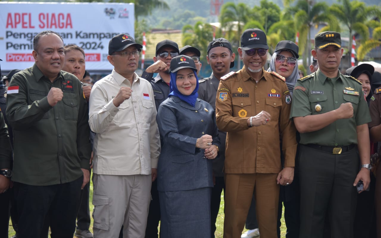 APEL SIAGA -- Ketua DPRD Sulbar, Hj St Suraidah Suhardi (tengah), Asisten  Bidang Pemerintahan Kesra Provinsi Sulbar, H Hendin Ismail, perwakilan dari Kajati Sulbar, Binda Sulbar, anggota Komisioner KPID, para anggota partai dan tamu undangan lainnya, pada Apel Siaga Pengawasan Pemilu Tahun 2024