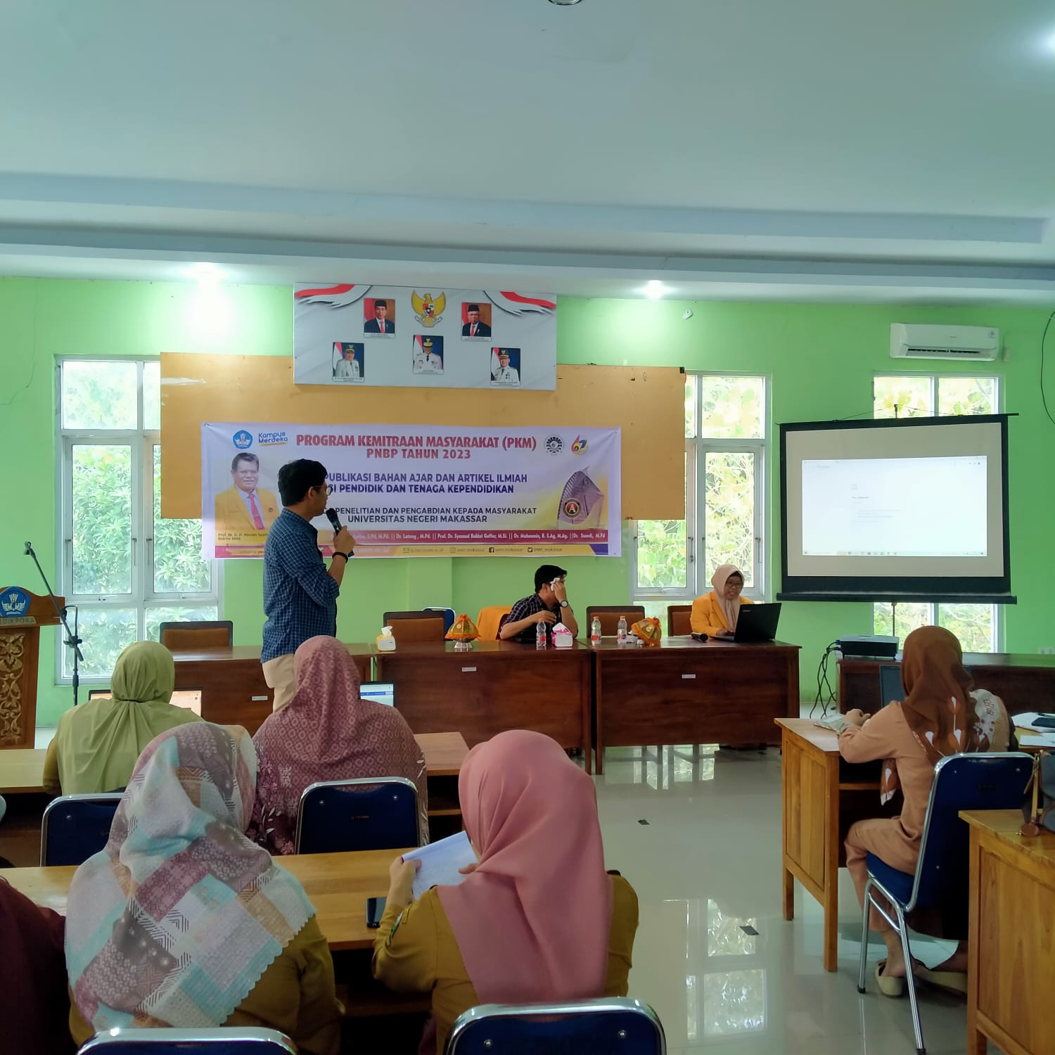 Dosen PLS FIP UNM saat melaksanakan pengabdian masyarakat di Kabupaten Polman, Sulbar.