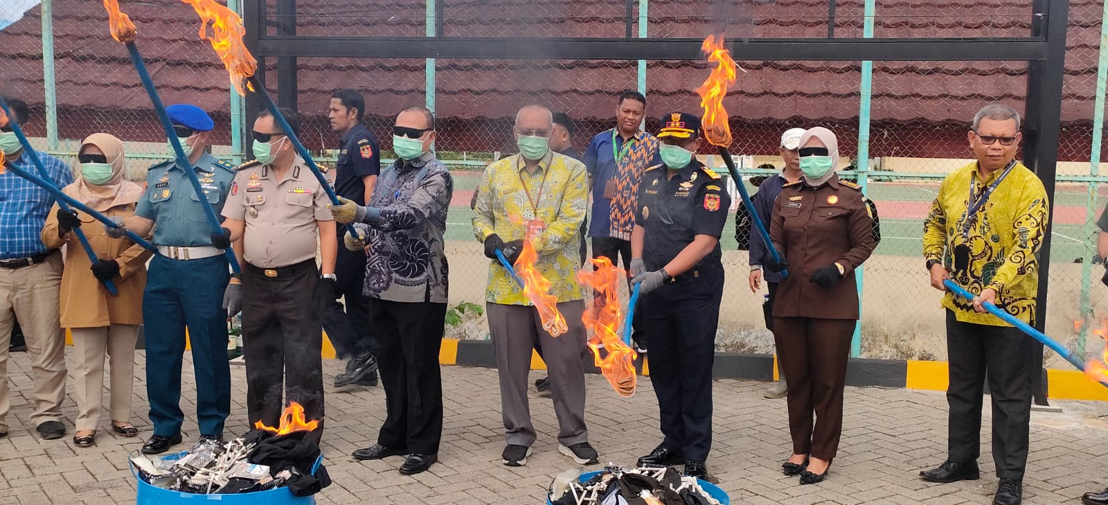 PEMUSNAHAN -- Kepala Kanwil Bea dan Cukai Sulawesi Bagian Selatan, Djaka Kusmartata (tiga dari kanan) didampingi perwakilan dari Kejati Sulsel, Polda Sulsel, Kodam XIV Hasanuddin, Lantamal, perwakilan Badan POM, serta unsur terkait lainnya, melakukan pemusnahan BMMN di lapangan volly gedung Kantor Keuangan Negara Makassar, Selasa, 5 Desember 2023.