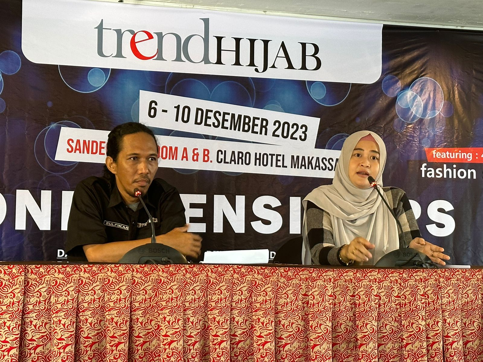TREND HIJAB -- Event Director Artpro, Zulfikar didampingi Koordinator Acara Trend Hijab, Anti, menjelaskan tentang rencana pelaksaan Trend Hijab Expo.