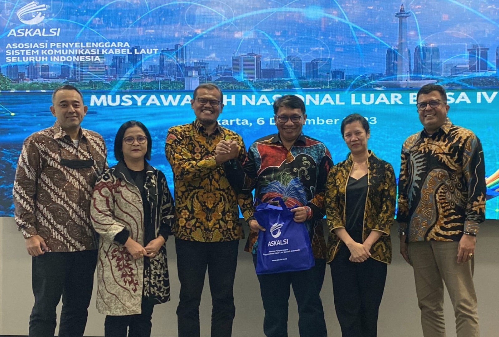 MUNASLUB -- Ketua Umum ASKALSI 2021-2023 yang juga menjabat sebagai Chief Technology Officer Telin, Akhmad Ludfy (ketiga dari kanan), Ketua Umum Baru ASKALSI yang juga menjabat sebagai EGM Service Operation Telkom, Suharyoto (paling kiri), Dewan Pengawas ASKALSI, Marwan O. Baasir (kedua dari kiri), Sekretaris Jenderal ASKALSI, Resi Y. Bramani (paling kanan), dan Bendahara ASKALSI, Elly Noor Qomariyah (kedua dari kanan) dalam acara Munaslub IV dan Rakernas di Telkom Landmark Tower, Jakarta, Rabu (6/12).