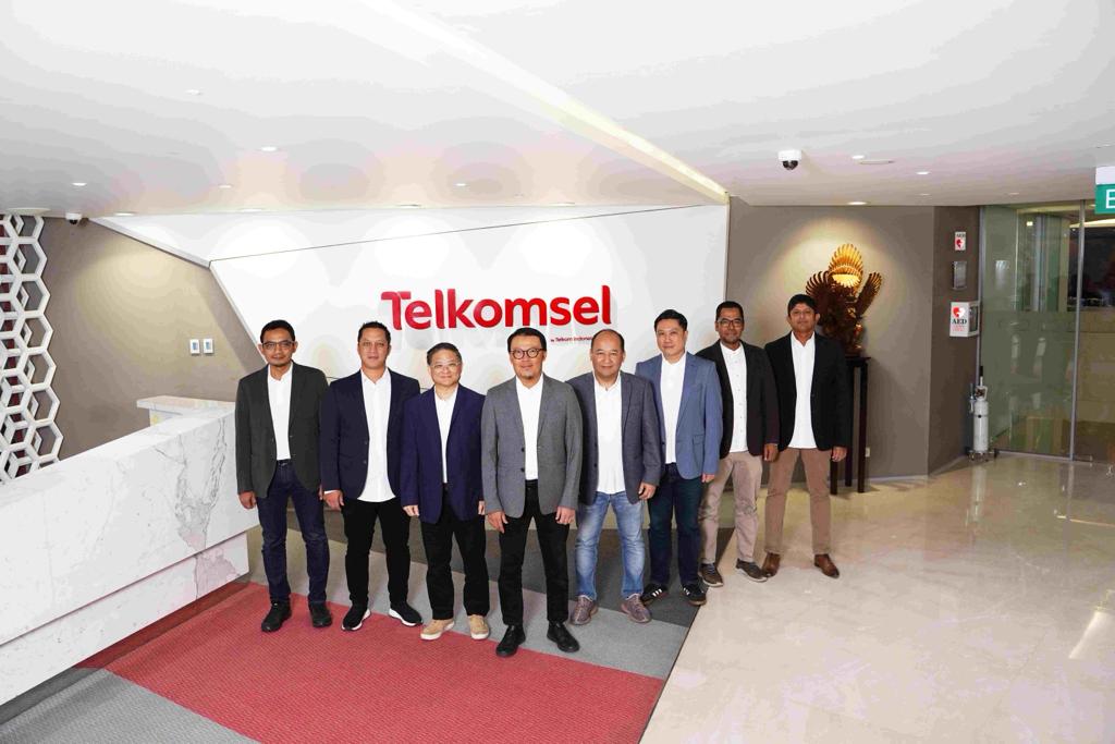 PENETAPAN -- Direktur Utama PT Telkomsel, Nugroho (empat dari kiri) didampingi jajaran direktur lainnya, masing-masing Direktur Network, Indra Mardiatna, Direktur Sales, Adiwinahyu Basuki Sigit, Direktur Planning & Transformation, Wong Soon Nam, Direktur Human Capital Management, R Muharam Perbawamukti, Direktur Marketing, Derrick Heng, Direktur Finance and Risk Management, Mohamad Ramzy, serta Direktur Information Technology, Bharat Alva, foto bersama usai dilakukan penetapan oleh pemilik saham Telkomsel, yaitu PT Telekomunikasi Indonesia Tbk (Telkom Indonesia) dan Singapore Telecommunications Ltd (Singtel).