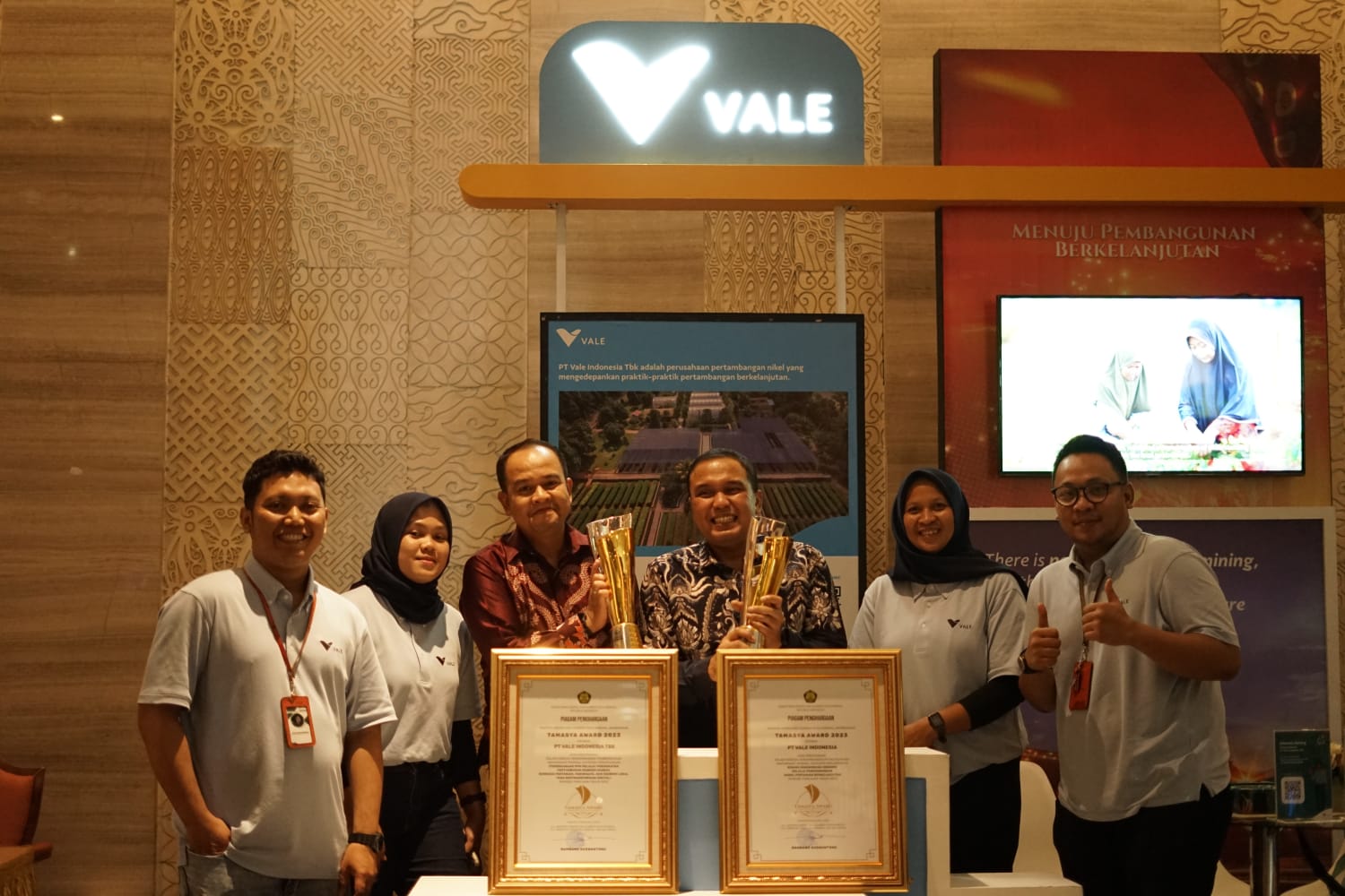 PENGHARGAAN -- Tim dari PT Vale Indonesia tersenyum bahagia usai menerima penghargaan Tamasya Awards 2023 dari Kementerian ESDM kategori Perencanaan dan kategori Implementasi.