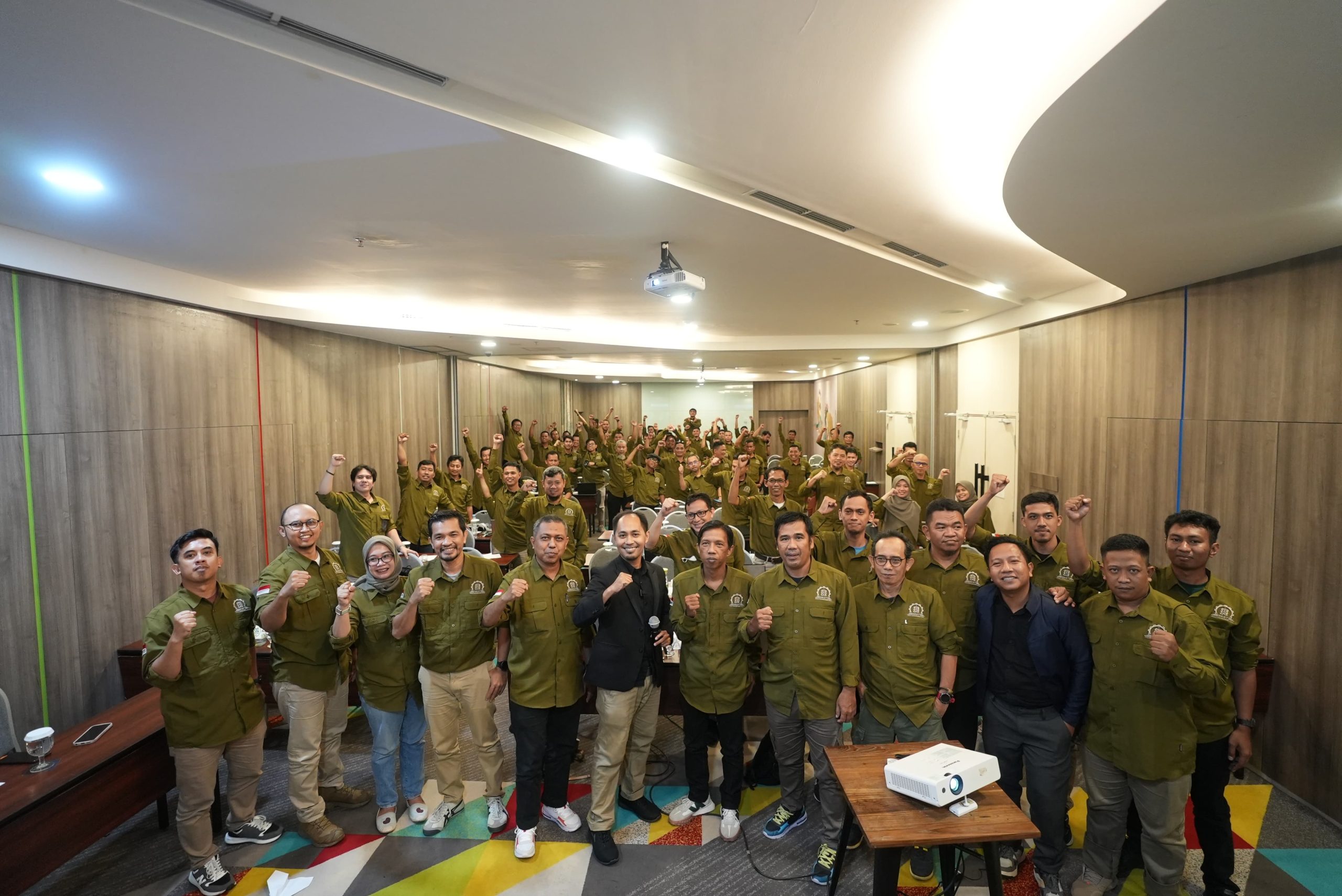RAKER -- Ketua SKST, Muh Musafir (lima dari kiri) bersama pengurus pusat serta para perwakilan komisariat unit kerja SKST foto bersama dengan pemateri di sela pelaksanaan Raker kedua Tahun 2023.