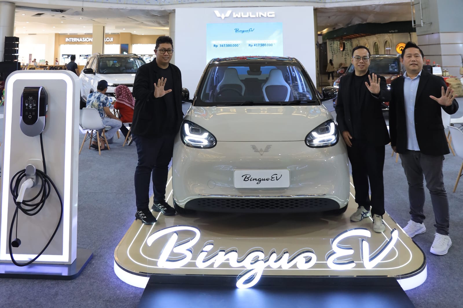 LAUNCHING -- Kiri ke kanan: Marfiansyah selaku Regional Sales Wuling Motors, Ivan Pudya selaku General Manager Marketing Kumala Grup, dan Dyal Riswanto selaku Area Sales Manager Kumala saat melaunching BinguoEV di Trans Studio Mall Makassar, Sabtu, 16 Desember 2023.