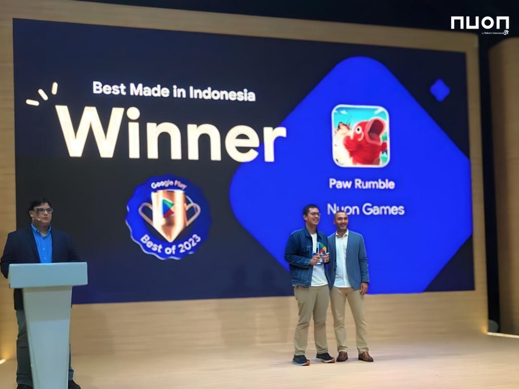 PENGHARGAAN -- Director APAC P&E Marketing Google, Srikant Nayak (paling kanan) menyerahkan penghargaan “Best Made in Indonesia” kepada gim Paw Rumble yang diterima SPV Game Publishing Nuon, Christoper Andrew Kemur (tengah) disaksikan Google Play Policy Experience Manager, Sid Tiwari (paling kiri) dalam ajang Google Play Best of 2023 di Singapura, beberapa waktu lalu.