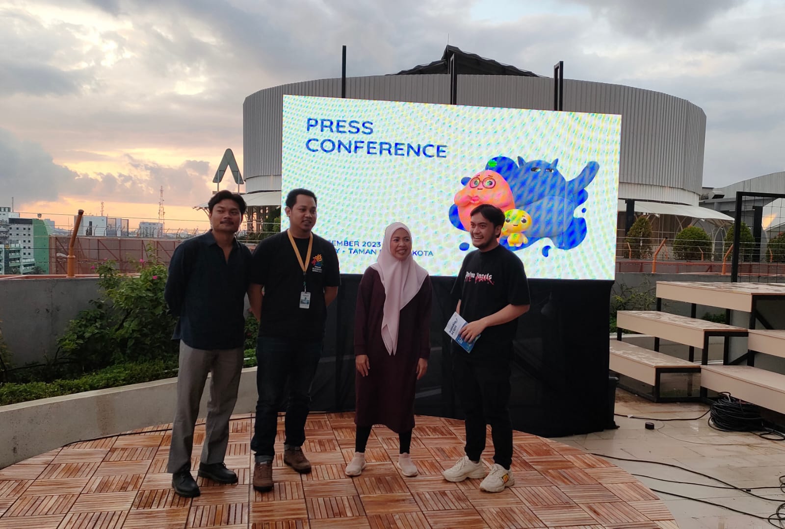 PRESS CONFERENCE -- Kiri ke kanan: Brand Marketing Communications Manager Ja & Joy, Wahyu Al Mardhani, Marketing Communications Kalla Land & Property, Datu Primadona Husain, Sales & Marketing General Manager Kalla Land & Property, Rasmila Sari Suaib, dan General Manager Ja &Joy, M Nibraas Rezwa Adnan, saat menggelar press conference 'Bergerak ke Atas' Siap Mengudara, Rayakan Rasa, Lihat Segala Arah di Creativille Area Rooftop Garden Nipah Park Mall, Sabtu, 23 Desember 2023.