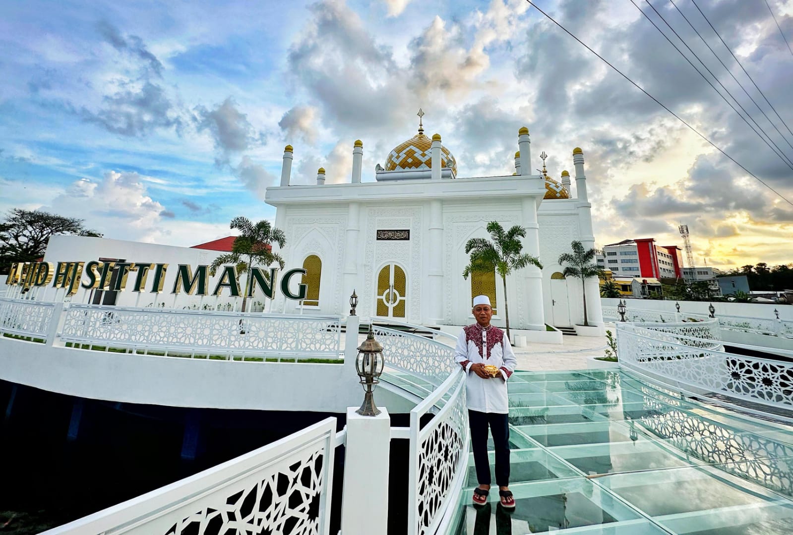 Ustaz Das'ad Latif berdiri di depan Masjid Hj Sitti Mang yang ia bangun. Rencananya Kamis (28/12/2023) masjid ini akan diresmikan.