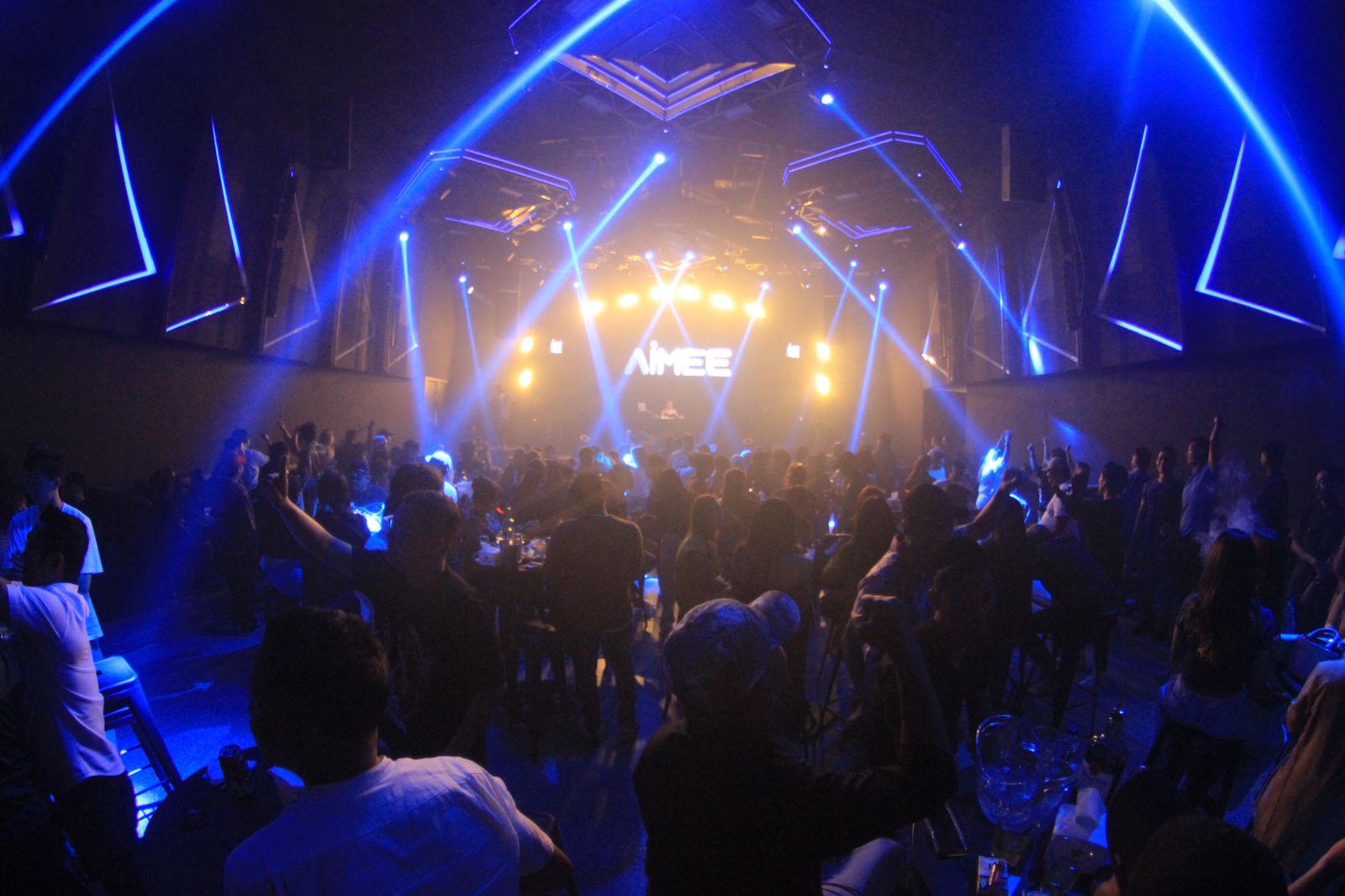 MERIAH -- Suasana meriah hadir saat soft launching Ibiza Club Makassar yang menghadirkan tiga DJ nasional sekaligus. Kemeriahan akan semakin memuncak hingga saat malam pergantian tahun 2023 ke 2024.