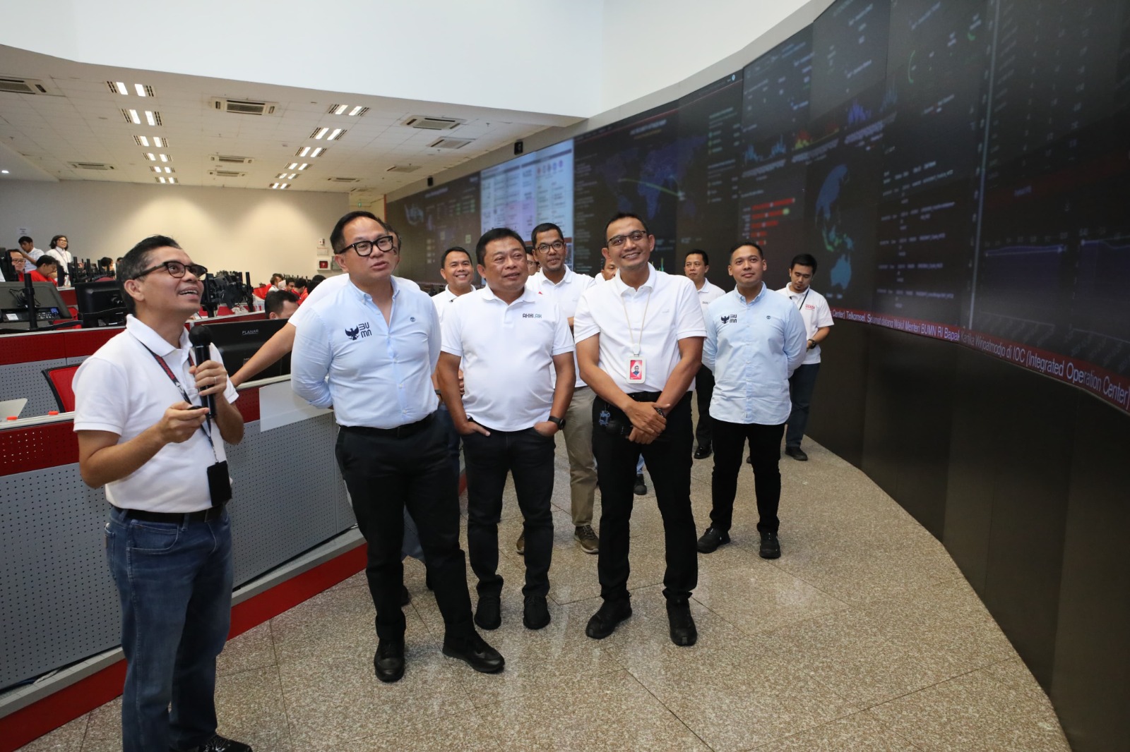 MENINJAU -- Wamen BUMN, Kartika Wirjoatmodjo (kedua dari kiri) didampingi Direktur Utama Telkom, Ririek Adriansyah (Ketiga dari kiri), Direktur Network Telkomsel, Indra Mardiatna, dan Direktur Keuangan dan Manajemen Risiko Telkomsel, Mohamad Ramzy meninjau Integrated Operation Center Telkomsel dalam rangkaian acara kunjungan ke Posko TelkomGroup SIAGA NARU 2023/2024 di Jakarta, Jumat (29/12).