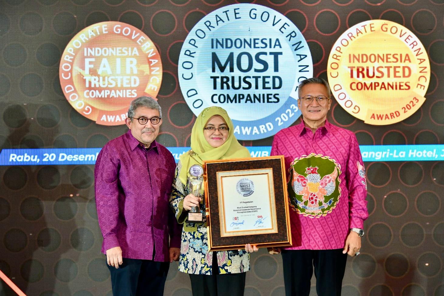 PENGHARGAAN -- Kepala Divisi Kepatuhan PT Pegadaian, Hertin Maulida (tengah), menerima pengahrgaan sebagai Indonesia Most Trusted Company, berdasarkan penilaian CGPI dalam ajang yang diselenggarakan The IIGC.