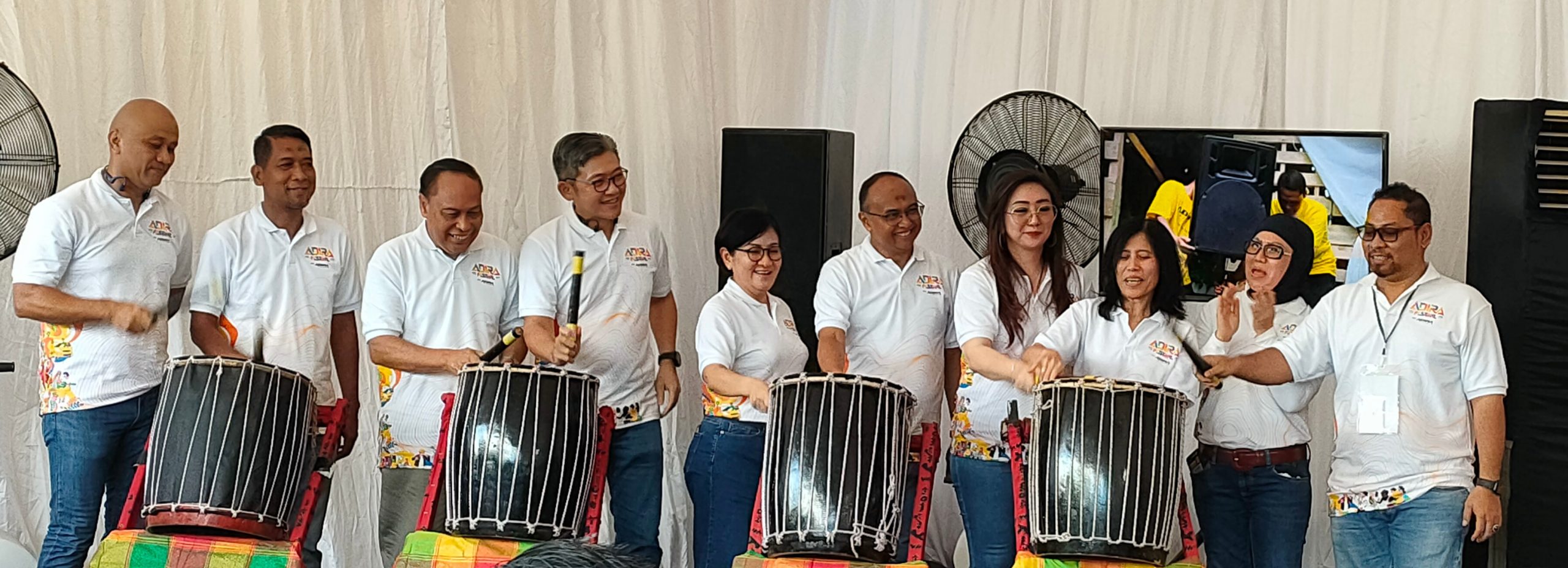 PEMBUKAAN -- Swandajani Gunadi, Direktur SDM & Marketing Adira Finance didampingi Chiau Winarto, Regional Corporate Officer Wilayah Sulawesi, Maluku dan Papua, PT Bank Danamon Indonesia Tbk., Rismauli Silaban, Chief Claim & Service Officer PT Zurich Asuransi Indonesia, Niko Kurniawan selaku Direktur Penjualan, Pelayanan & Distribusi Adira Finance, serta Irfan Budianto selaku Kepala Wilayah Sulawesi Bagian Selatan Adira Finance.
