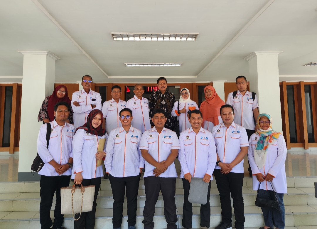 Tim pengabdian masyarakat Departemen Ilmu Pemerintahan Unhas bersama Pj Bupati Bantaeng, Andi Abubakar di kantor Bupati Bantaeng saat pelaksanaan pengabdian masyarakat dalam bentuk diskusi, Rabu (6/12/2023).