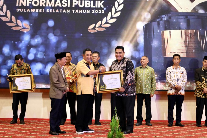 ist PENGHARGAAN--Pj Gubernur Sulsel Bahtiar Baharuddin penghargaan Keterbukaan Informasi Publik Sulawesi Selatan 2023 ke Staf Ahli Bidang Hukum dan Politik Pemerintah Kota Makassar Andi Irwan Bangsawan mewakili Wali Kota Moh Ramdhan Pomanto,Rabu (20/12) malam.