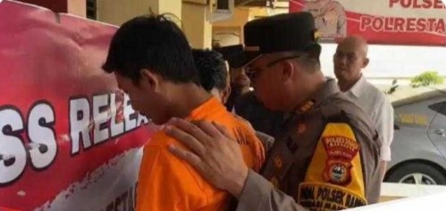  JAMBRET -- Pelaku jambret diapit Kapolsek Rappoccini di sela pelaksanaan press release di depan kantor Mapolsek Rappoccini, Senin malam (18/12).