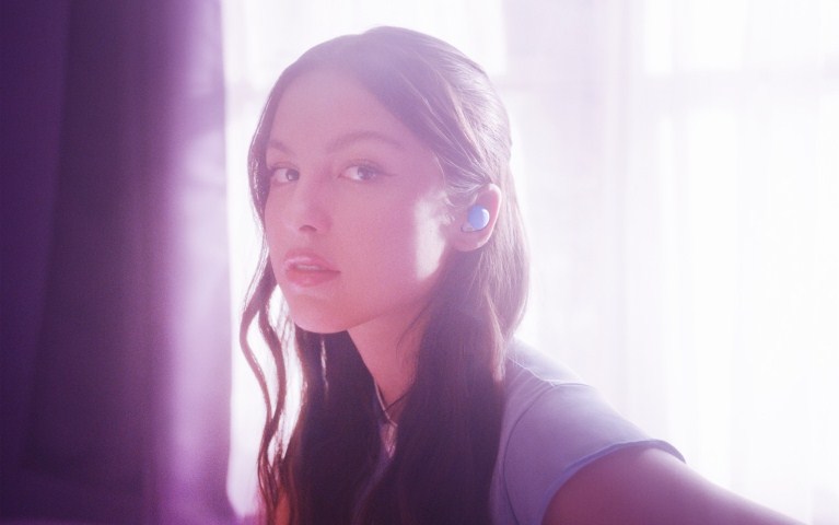 LINKBUDS -- Olivia Rodrigo, penyanyi dan penulis lagu peraih tiga kali penghargaan Grammy dengan linkbuds S produk terbaru dari Sony 