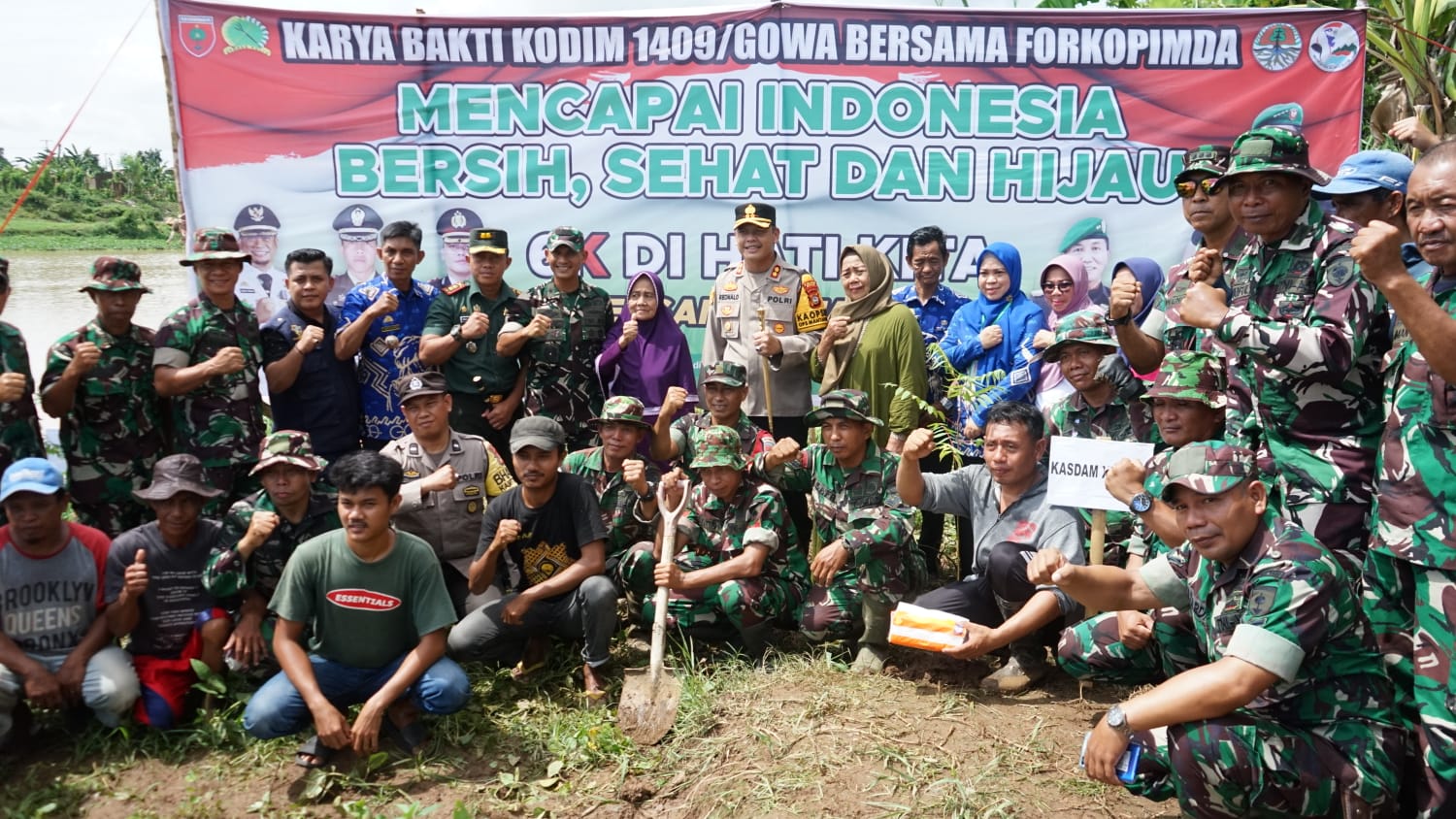 IST TANAM -- Kasdam XIV Hasanuddin, Brigjen TNI Muh Syech Ismed bersama Dandim 1409 Gowa, Letkol Inf Muh Isnaeni Natsir, dan Kapolres Gowa, AKBP Reonald TS, saat menanam suren di lokasi Ketahanan Pangan Tamarunang. 