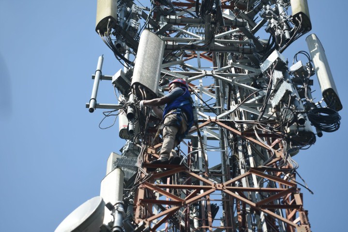 NATARU -- Teknisi melakukan pengecekan jaringan pada perangkat Base Transceiver Station (BTS) milik XL Axiata beberapa waktu lalu. Berdasarkan lonjakan trafik di tahun-tahun sebelumnya, XL Axiata memprediksi akan terjadi peningkatan trafik mencapai 2-3x lipat dibandingkan rerata trafik pada kondisi normal hari biasa, dan naik sekitar 20 persen dibandingkan trafik Nataru tahun lalu.