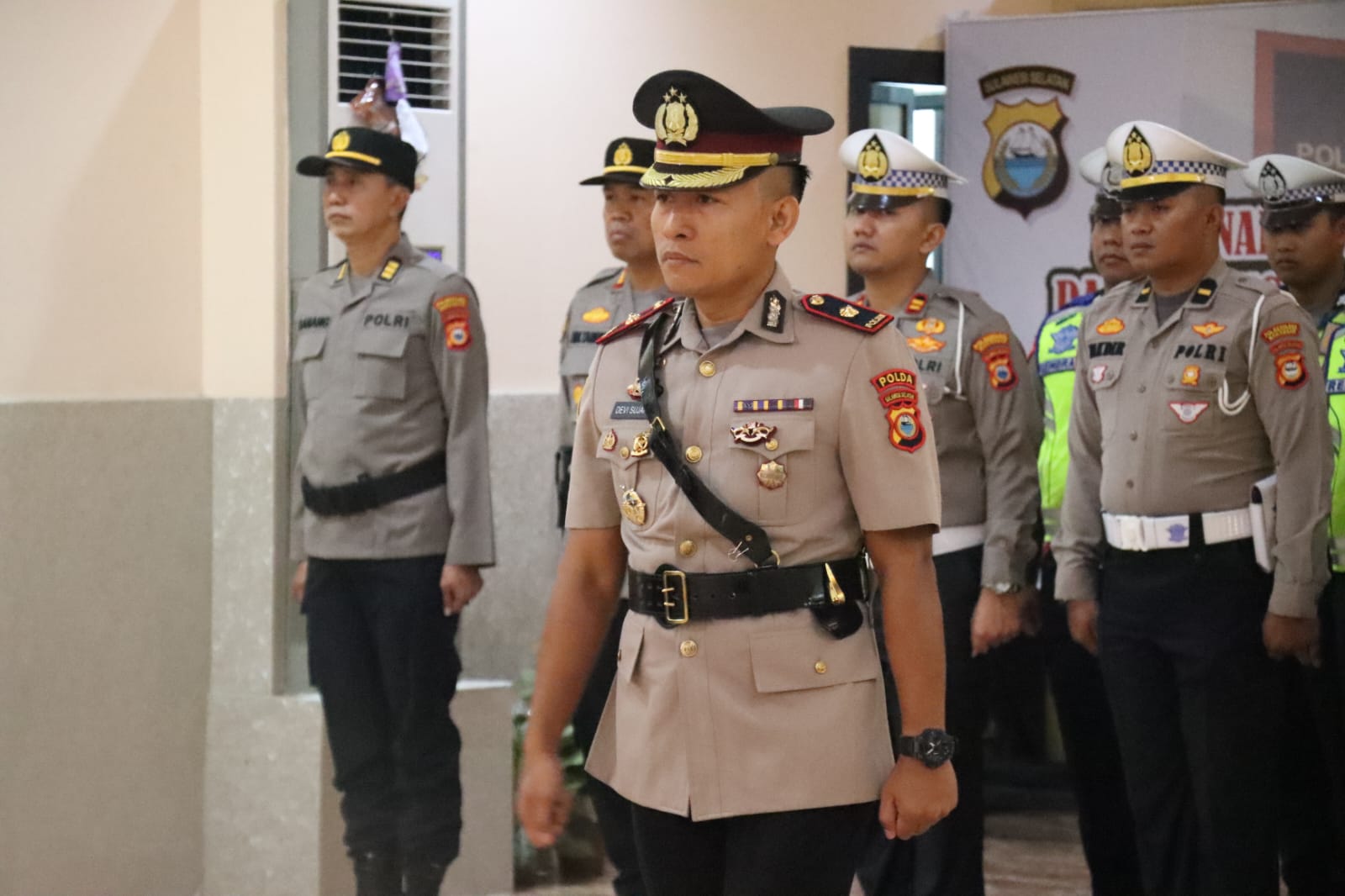 PELANTIKAN -- Kapolrestabes Makassar saat melantik Kasat Reskrim Polrestabes Makassar yang baru di aula Mappaoddang Polrestabes Makassar.