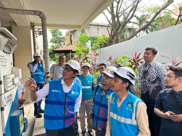 PENGECEKAN -- GM PLN UID Sulselrabar, Moch. Andy Adchaminoerdin, didampingi sejumlah stafnya, melakukan pengecekan jaringan listrik di Gereja Katolik Santo Fransiskus Assisi, di Jalan Hertasning, Kota Makasar. Pengecekan dilakukan untuk memastikan keandalan pasokan listrik di gereja ini saat melaksanakan perayaan Natal dan Tahun Baru.