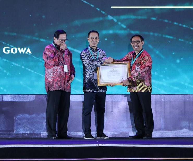 PENGHARGAAN -- Kepala BKPSDM Kabupaten Gowa, Zubair Usman, mewakili Pemkab Gowa, menerima penghargaan Meritokrasi 2023 dari Ketua KASN RI, Prof Agus Pramusinto.