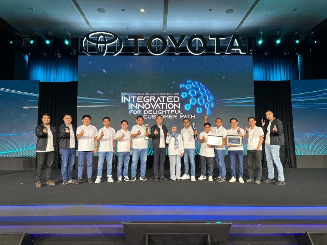 PENGHARGAAN -- Robby Wijaya selaku Chief Operation Officer Kalla Toyota (tengah) bersama tim Kalla Toyota cabang Urip Sumoharjo dengan penghargaan Excellence Kaizen setelah menyisihkan diler Toyota lainnya.