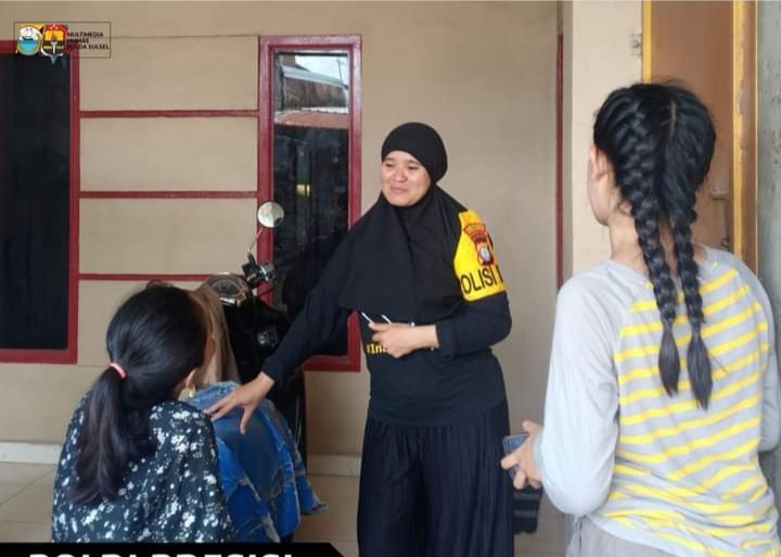 IST POLISI RW -- Aipda Karlina, seorang Polisi RW Polres Pelabuhan Makassar menyambangi warga di Kelurahan Cambaya, Kecamatan Ujung Tanah, saat melaksanakan patroli Kamtibmas di wilayah tersebut.