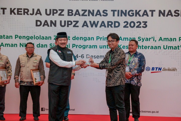 PREDIKAT BINTANG 5 -- Sekretaris UPZ PT Semen Tonasa, Rifky S. Pradipta, menerima penghargaan Predikat Bintang 5 yang diserahkan langsung Ketua BAZNAS RI, Prof KH Noor Achmad.