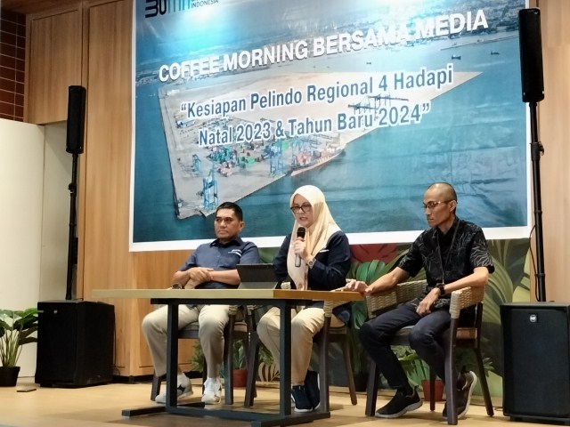 int NATARU--Regional Head 4 Pelindo, Enriany Muis saat memberikan penjelasan terkait prokes jelang Nataru  kepada wartawan di Goodfields, Makassar, Rabu (20/12). Sementara suasana prokes di atas kapal Pelni di Pelabuhan Makassar saat pandemi Covid 2021 lalu. 