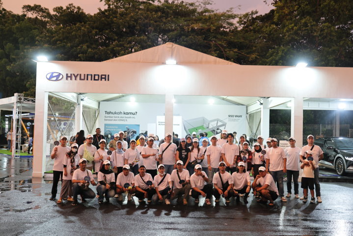 PEMENANG -- Para pemenang test drive #ChampsofTomorrow yang diajak Hyundai nonton Final FIFA U-17 World Cup Indonesia 2023.