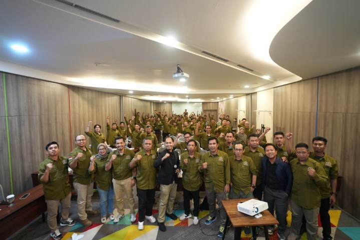 RAKER -- Ketua SKST, Muh Musafir (lima dari kiri) bersama pengurus pusat serta para perwakilan komisariat unit kerja SKST foto bersama dengan pemateri di sela pelaksanaan Raker kedua Tahun 2023.