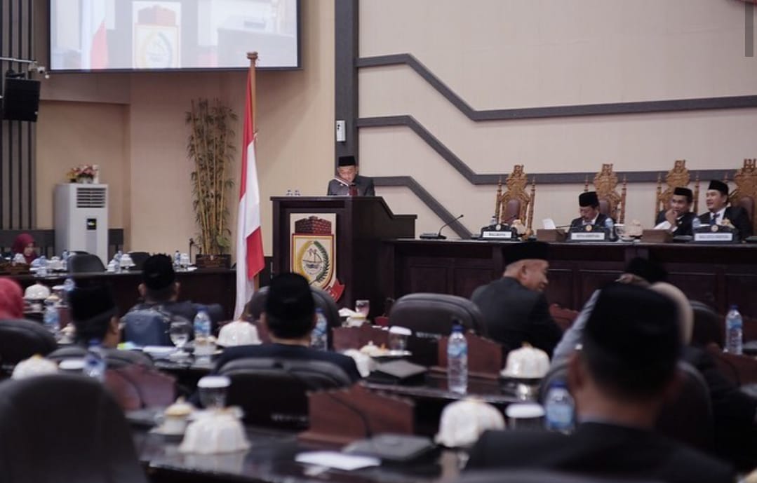 int AKTIVITAS--Anggota DPRD Kota Makassar melakukan rapat di ruang raoat paripurna.Hingga akhir tahun ini aktivitas dewan semakin padat.