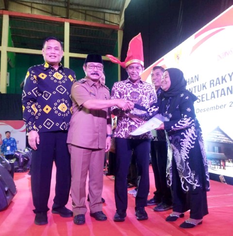 IST SERTIFIKAT -- Wamen ATR/BPN, Raja Juli Antoni (dua dari kanan) bersama Wabup Gowa, Abd Rauf Malaganni, (dua dari kiri), dan Kakanwil ATR/BPN Sulsel, Tri Wibisono, menyerahkan sertifikat secara simbolis kepada warga Gowa. 