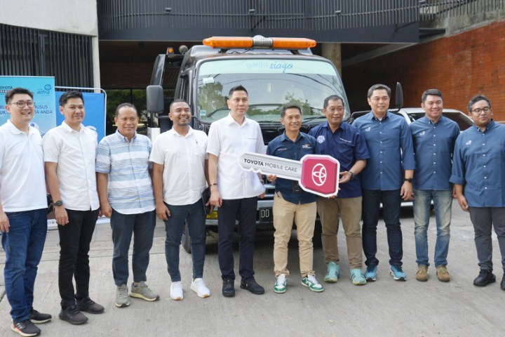 SINERGITAS -- Chief Operation Officer Kalla Toyota, Robby Wijaya (lima dari kiri) dan Marketing Retail & Digital Business Director Asuransi Astra, Wisnu Kusumawardhana (lima dari kanan), foto bersama didampingi jajaran manajemen masing-masing perusahaan usai melakukan kesepakatan sinergitas dalam menghadirkan layanan untuk memberikan pengalaman terbaik kepada pelanggan Kalla Toyota. 