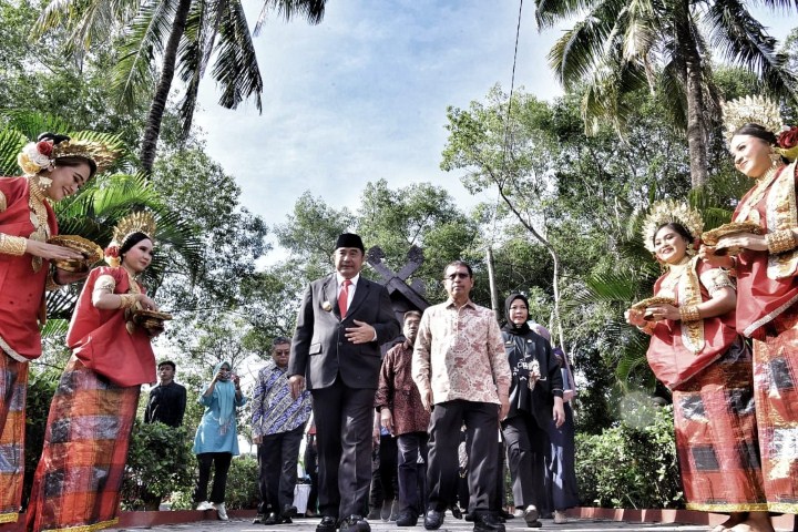 ist HADIRI--Pj Gubernur Sulsel Bahtiar Baharuddin saat menghadiri acara Appasili Balla Sabbirina Ujung Pandang, di Kawasan Benteng Somba Opu, Kamis (21/12). 