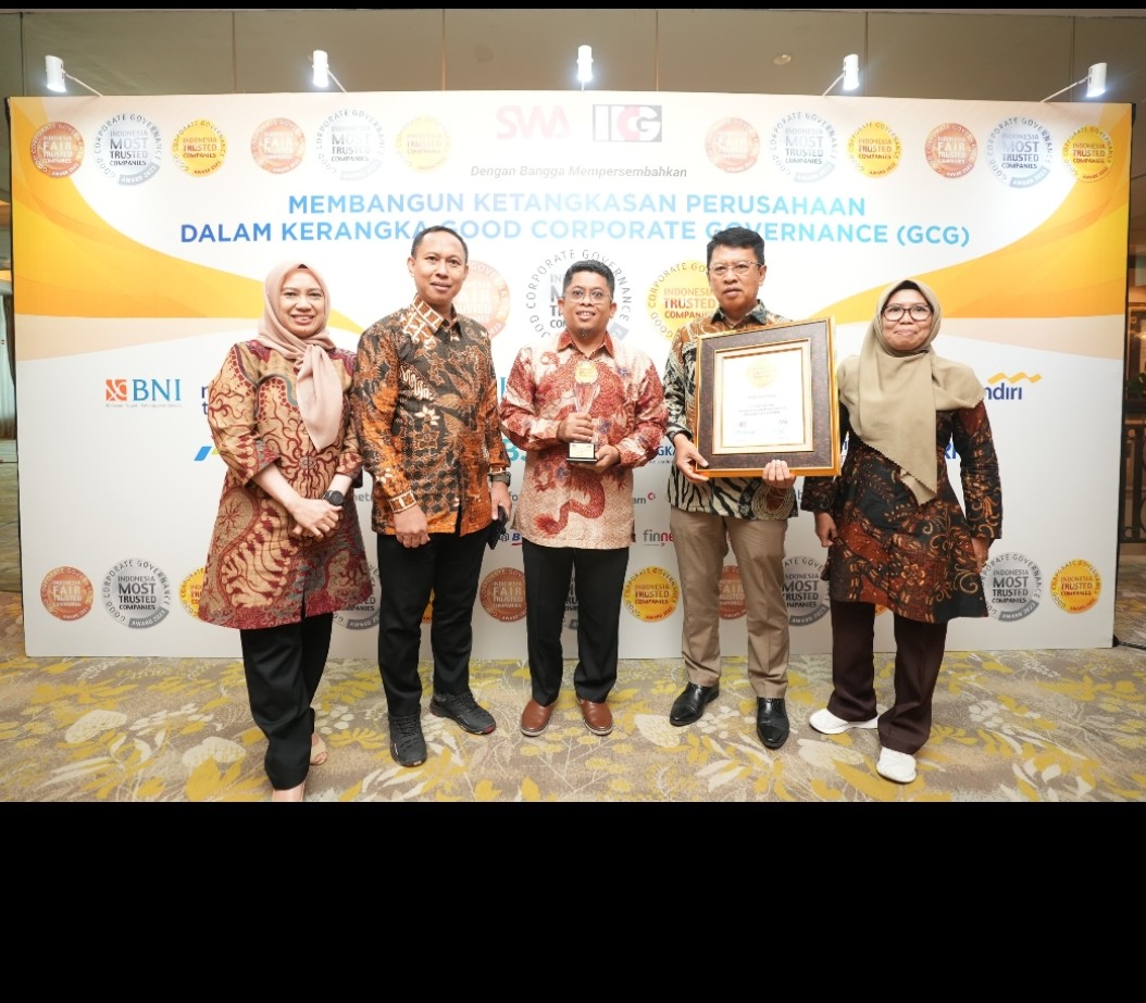 PENGHARGAAN -- Direktur Keuangan PT Semen Tonasa, Anis didampingi Direktur Operasional, Mochamad Alfin Zaini (dua dari kanan), serta GM Komunikasi dan LGRC, Muh. Akhdarisa (dua dari kiri), usai menerima penghargaan GCG Award 2023.