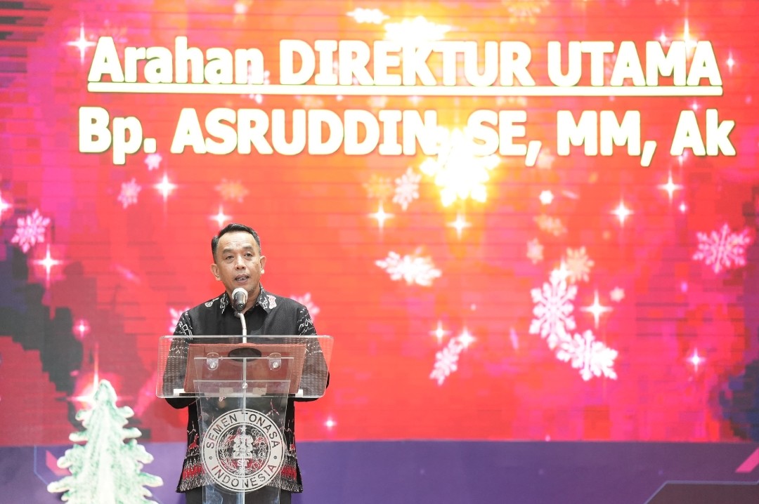 NATAL -- Direktur Utama PT Semen Tonasa, Asruddin, menyampaikan sambutan pada perayaan Natal tajun 2023 umat Kristiani Semen Tonasa di  auditorium kantor pusat Semen Tonasa.