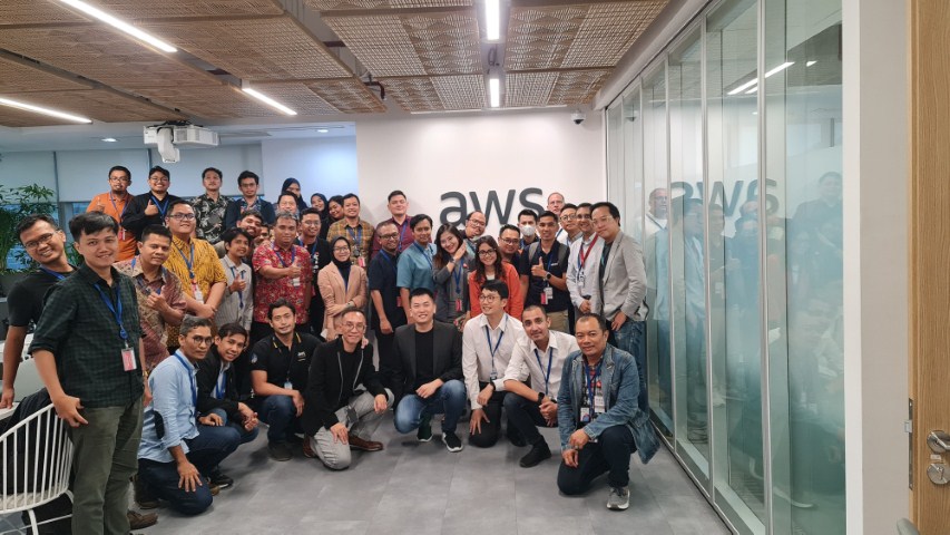 SINERGI -- Tim IOH, XL Axiata, Axiata Digital Labs, dan AWS, mengadakan acara Early Adopter Event untuk memperkenalkan SinergiAPI Portal beberapa hari lalu.