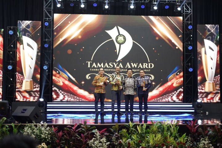 TAMASYA AWARDS -- Direktur External Relations PT Vale, Endra Kusuma (kanan) saat menerima penghargaan Tamasya Awards 2023 dari Kementerian ESDM kategori Perencanaan dan kategori Implementasi.