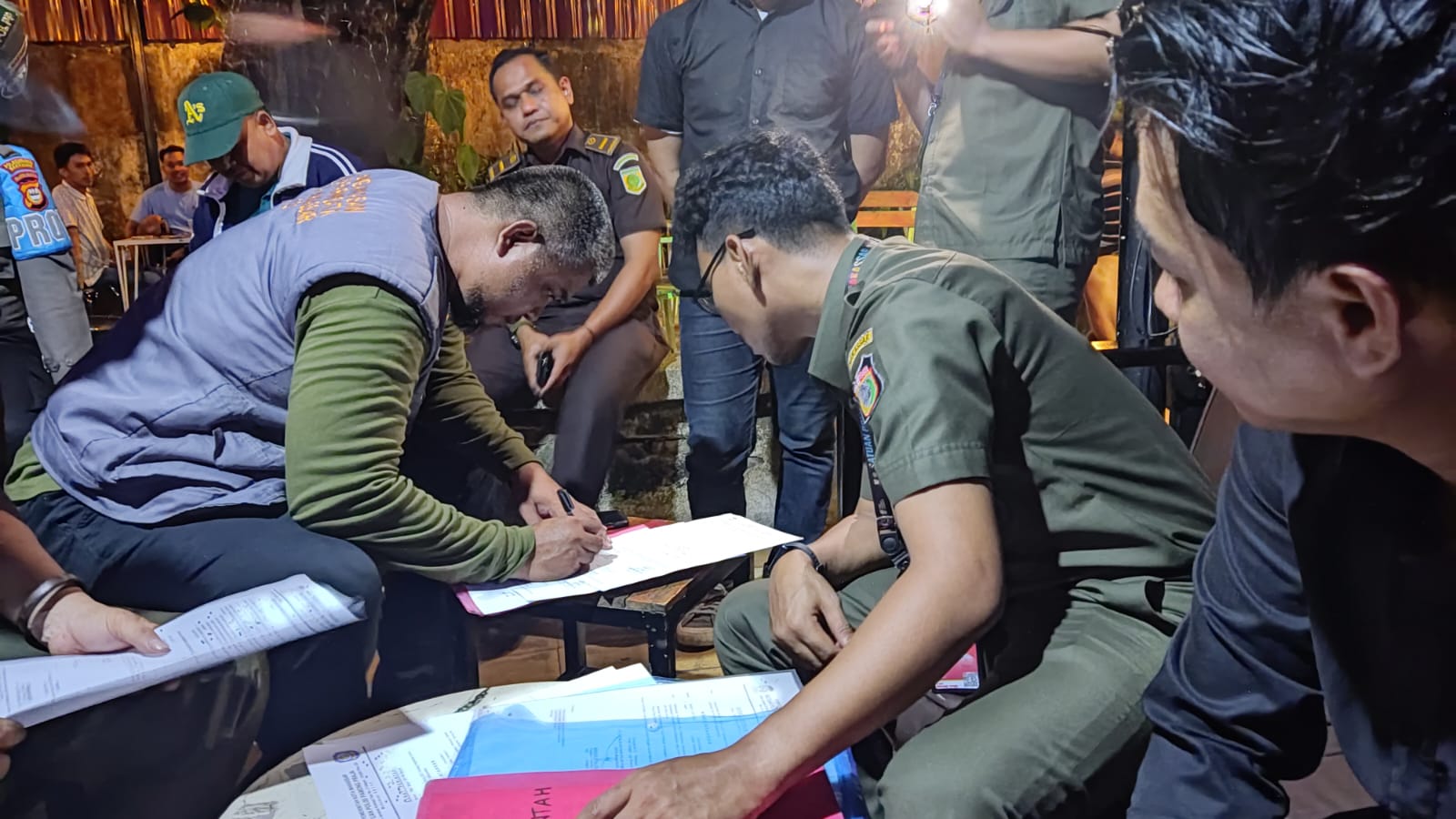 ist DISEGEL--Pemerintah Kota Makassar kembali menggelar razia gabungan penertiban kafe berkedok THM yakni Kafe Arobi.Di kafe tersebut tim PHD menyegel lokasi usaha dan alat musik.