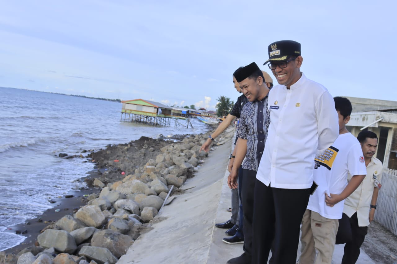 TINJAU -- Pj Bupati Takalar, Setiawan Aswad, meninjau proyek pemecah ombak yang terletak di tiga tempat berbeda.