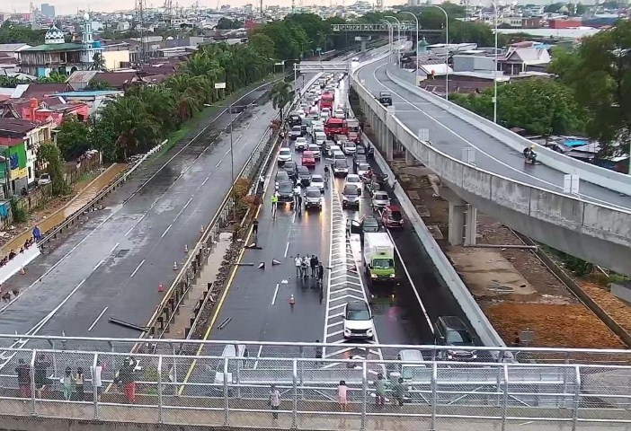 Angkutan Barang Dibatasi, Termasuk Lewati Tol