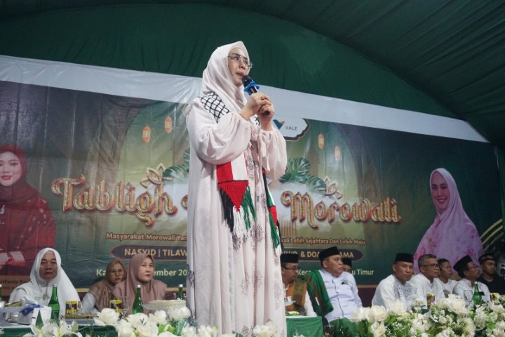 TABLIGH AKBAR -- Ustazah Oki Setiana Dewi sedang memberikan tausiyah pada acara tabligh akbar yang digelar PT Vale IGP Morowali bekerja sama Pemkab Morowali di Lapangan Desa Bahomoahi.