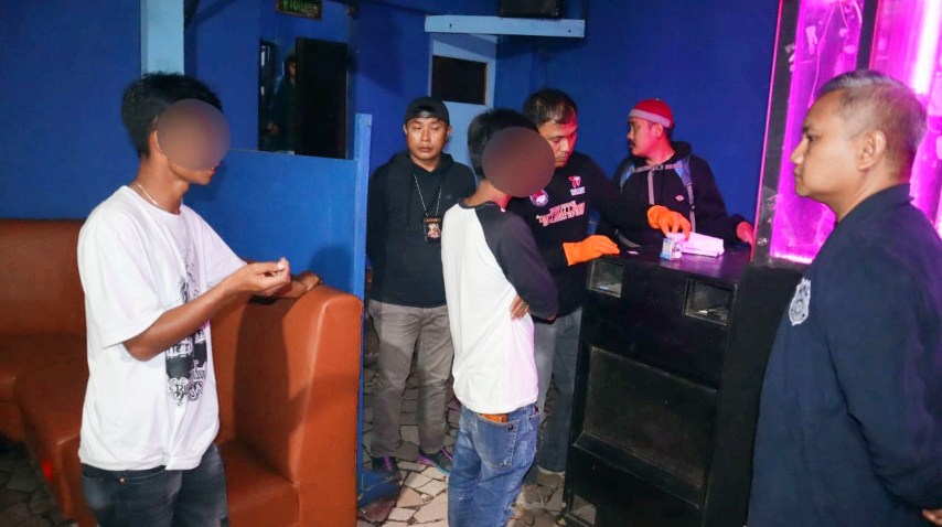 RAZIA -- Sat Narkoba Polres Toraja Utara melakukan razia dan tes urine terhadap pengunjung di beberapa THM di Toraja Utara, Sabtu (9/11).