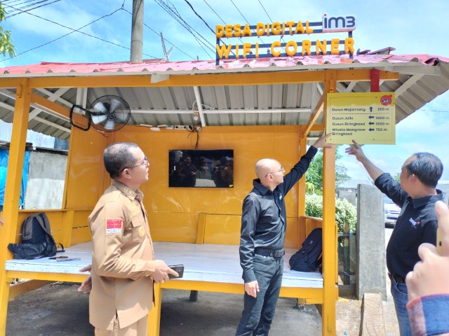 WIFI GRATIS -- Kiri ke kanan: Kepala Desa Bulu Cindea, Made Ali, Head of Corporate Communications Indosat Ooredoo Hutchison, Steve Saerang, SVP, dan VP Head of Sales Sulawesi, Maluku dan Papua, Eko Yanuarianto, mengunjungi Poskamling Desa Bulu Cindea, Kecamatan Bungoro Kabupaten Pangkep. Di Poskamling tersebut, Indosat memasang WiFi untuk warga yang bisa digunakan secara gratis. 