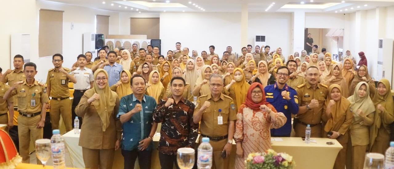 IST WORKSHOP -- Kadis Kominfo-SP Kabupaten Gowa, Arifuddin Saeni (dua dari kanan depan) foto bersama para admin sistem selaku peserta dan pemateri workshop Pembinaan Pengelolaan Pengaduan SP4N-LAPOR! 2023.